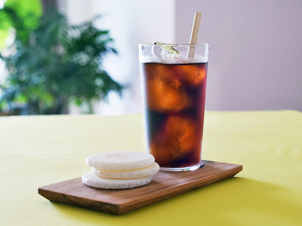 麩焼き煎餅（シークァーサー）とUCCゴールドスペシャル アイスコーヒー 無糖 1000ml