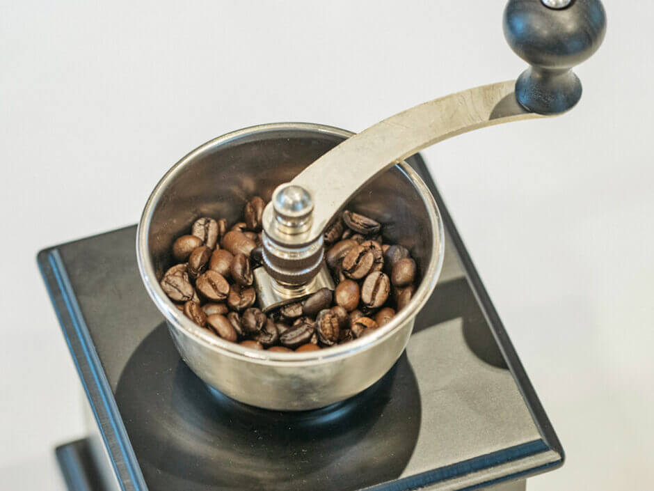 コーヒー豆を家で挽く贅沢。ミルのある生活、始めませんか。【教えて、コーヒーアカデミー！】 | コーヒーと、暮らそう。 UCC COFFEE ...