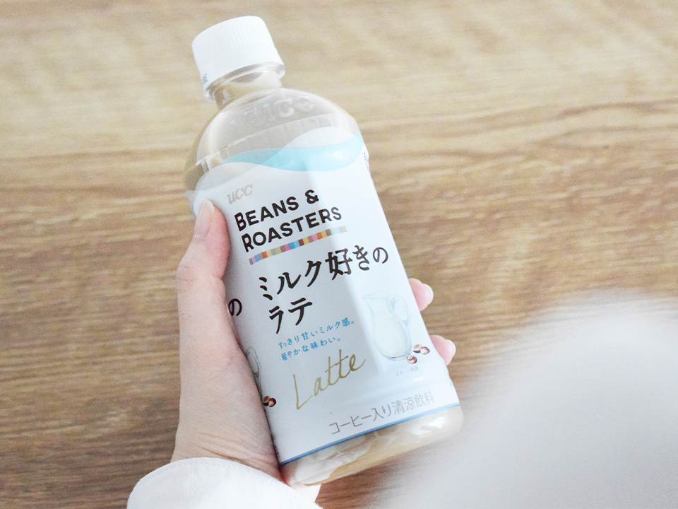 UCC BEANS & ROASTERS ミルク好きのラテ を手に持っている画像