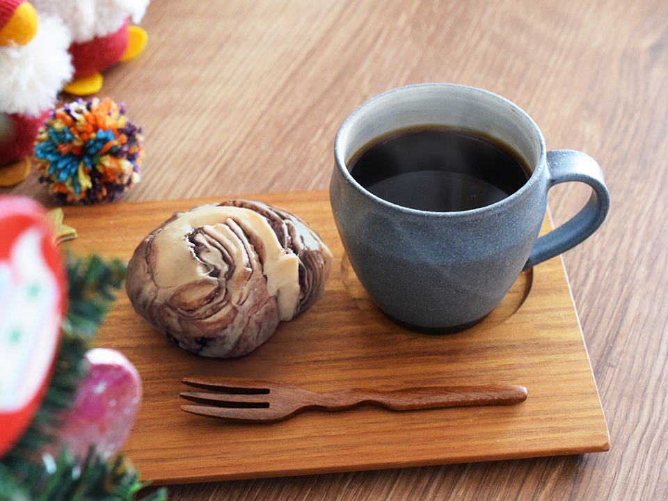 クリスマスの小物と楽しむコーヒー