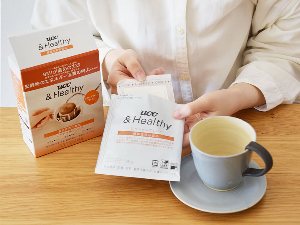 UCC &Healthy スペシャルブレンド　ワンドリップの粉を袋から取り出す