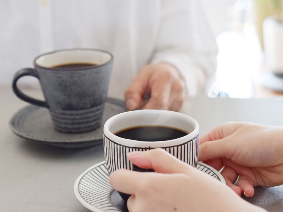 コーヒーを囲んで団欒している