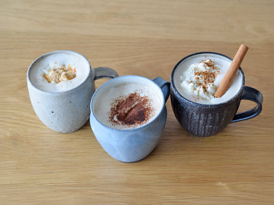 フレーバーのパウダーをトッピングしたウィンナーコーヒー(左からきなこ、ココアパウダー、シナモンパウダー)