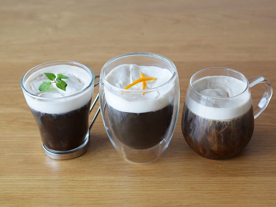 リキュールを加えたウィンナーコーヒー(左から、ラム、コアントロー、カルーアミルク)