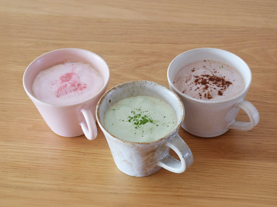フレーバーホイップをのせたウィンナーコーヒー(左から、さくら、抹茶、チョコ)
