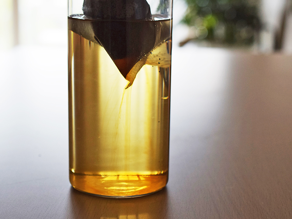 バッグからコーヒーが滲み出ている様子