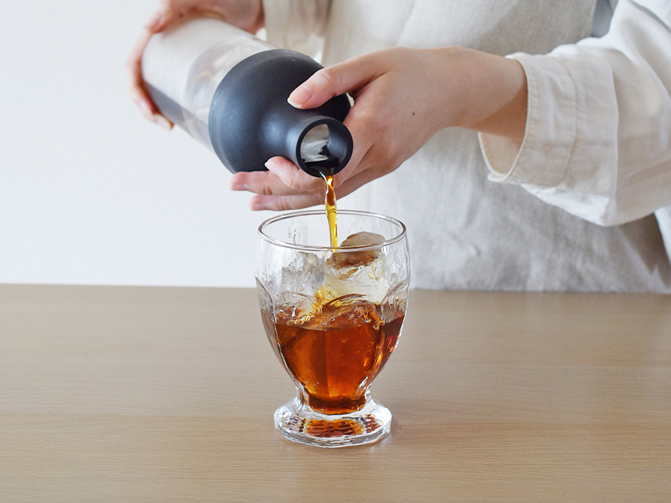水淹れアイスコーヒーを注いでいる様子