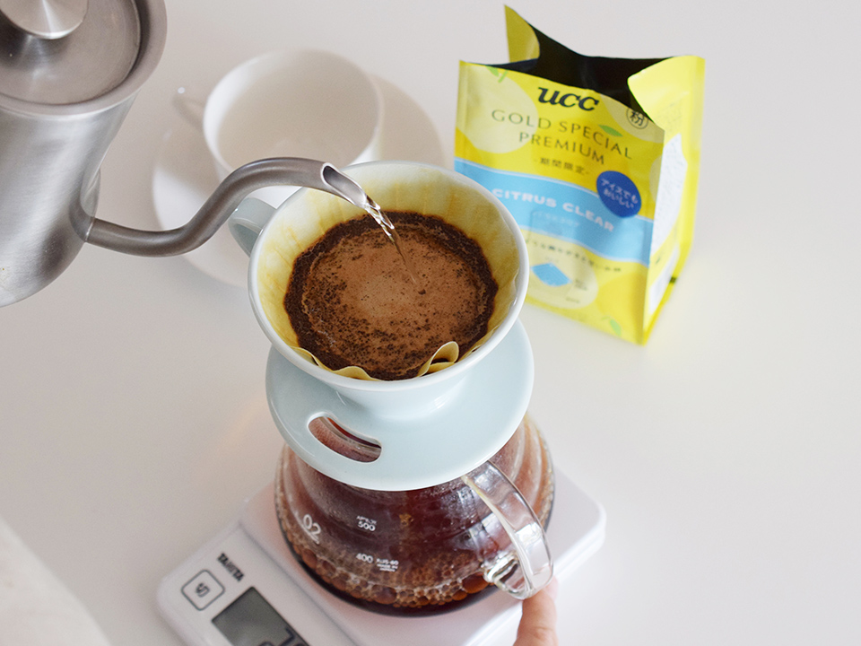 コーヒー粉をドリップしている様子
