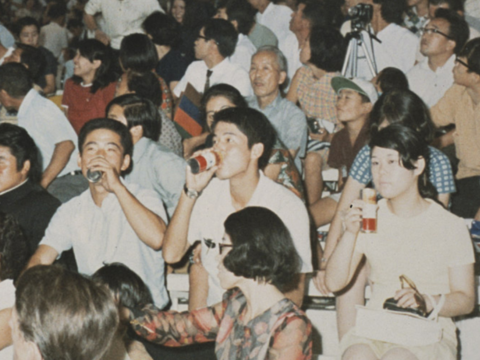 1970年の大阪万博でUCCミルクコーヒーを飲んでいる画像