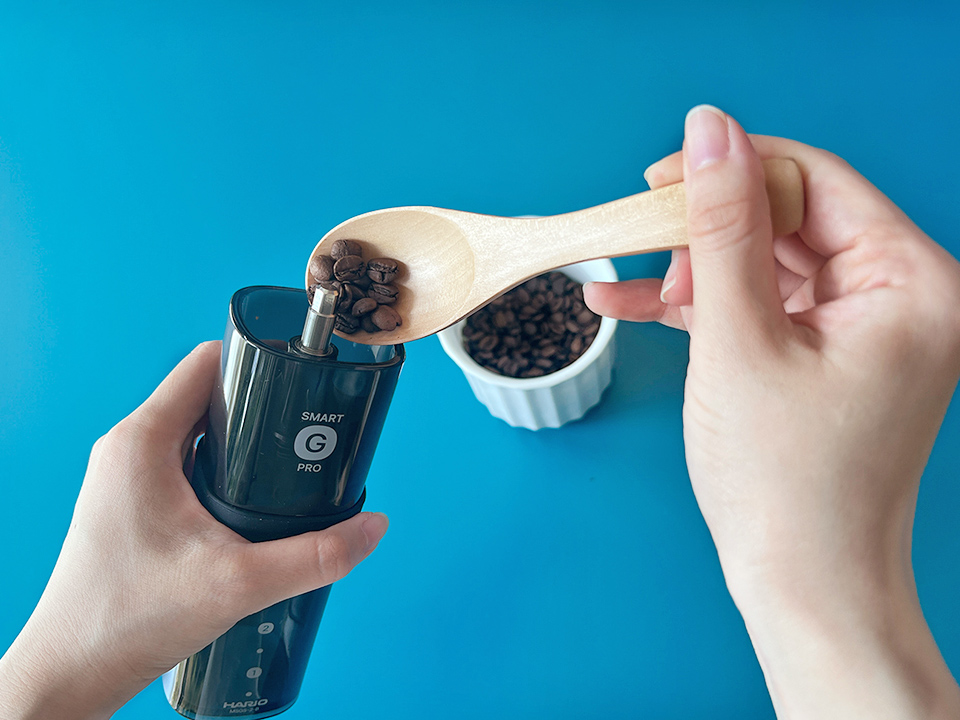 コーヒー豆を入れている画像