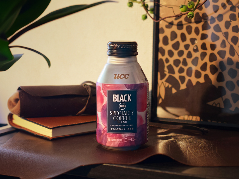 落ち着いたインテリアに囲まれたUCC BLACK無糖 スペシャルティコーヒーブレンド リキャップ缶