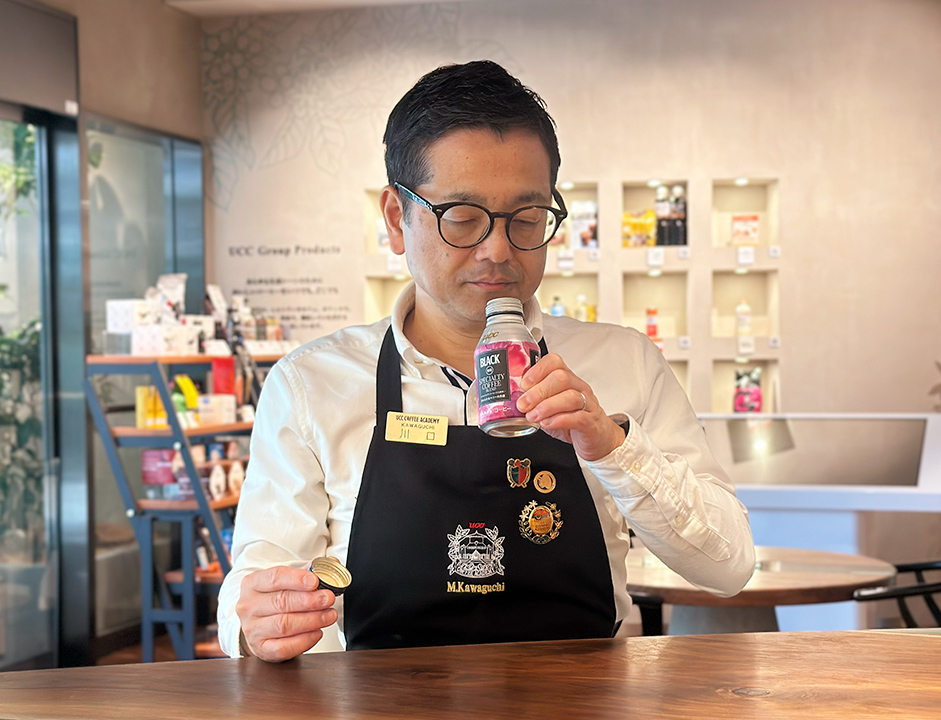 コーヒーアカデミー講師・川口さんによる試飲