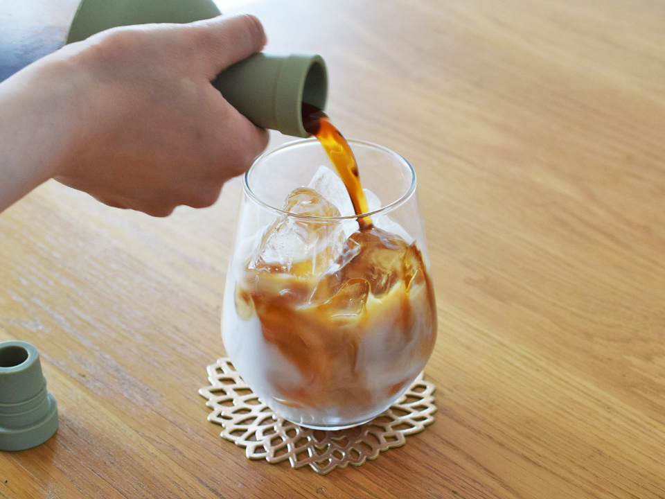 アーモンドミルクにアイスコーヒーを注いでいる様子