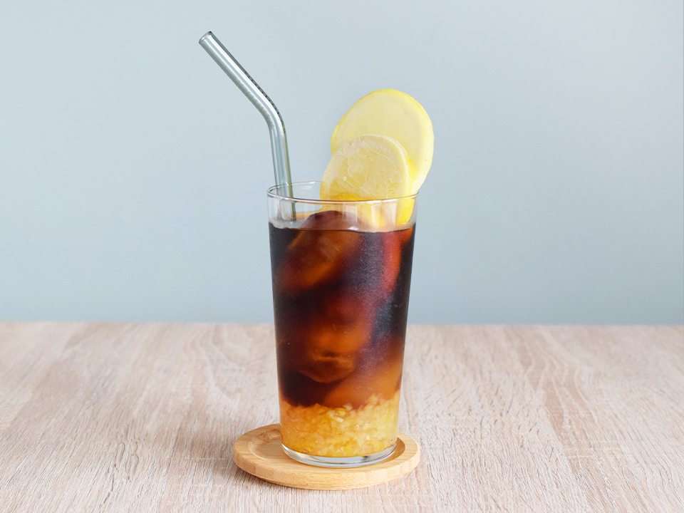 輪切りのレモン氷が添えられた「水淹れアイスコーヒー×レモンジャム」