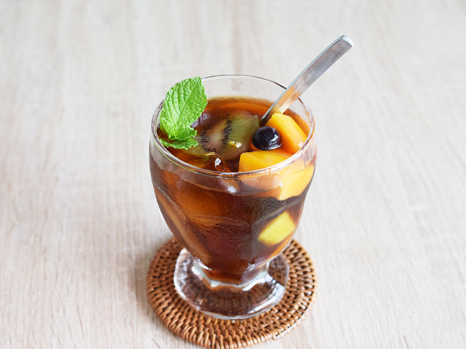 フルーツを一緒に漬け込んだ「水淹れアイスコーヒー×フルーツ」