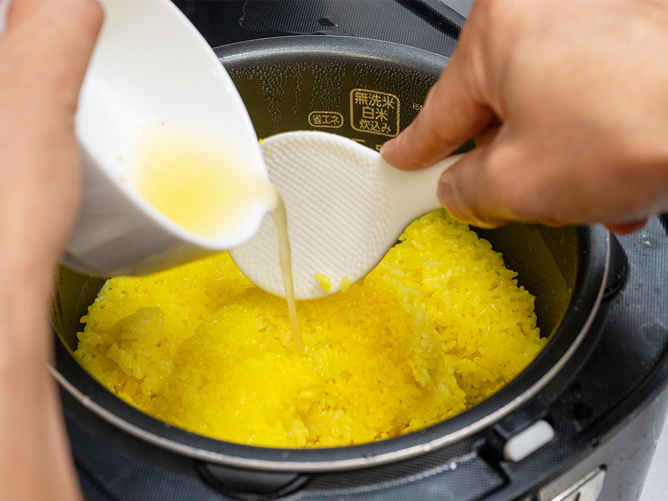 炊き上がったご飯にレモン果汁の半量を加えている