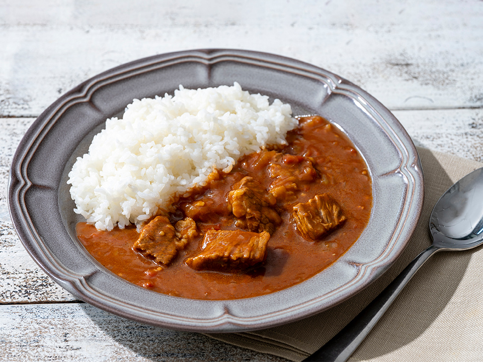皿に盛り付けられたスパイシー欧風トマトカレー