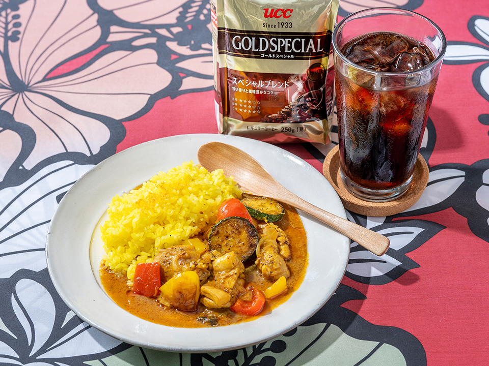 カレーとグラスに入ったアイスコーヒー