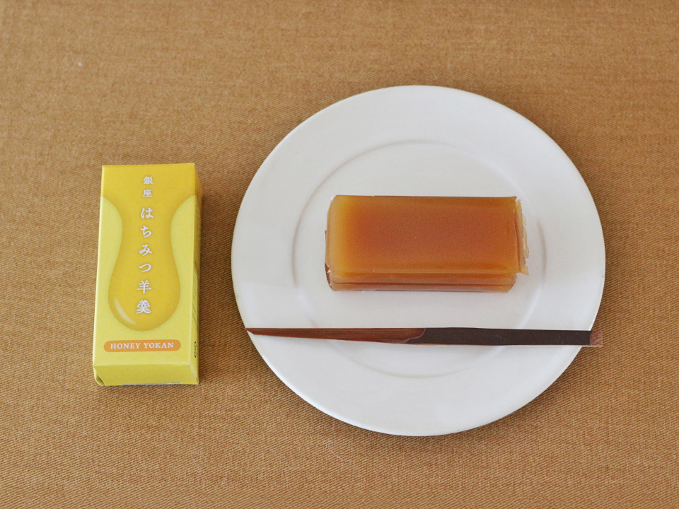 銀座はちみつ羊羹と白い皿に盛られた羊羹の様子