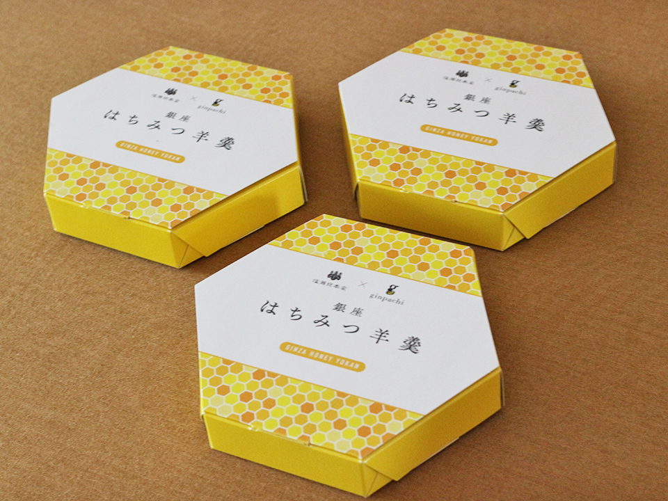 六角形の箱に入った銀座はちみつ羊羹の様子