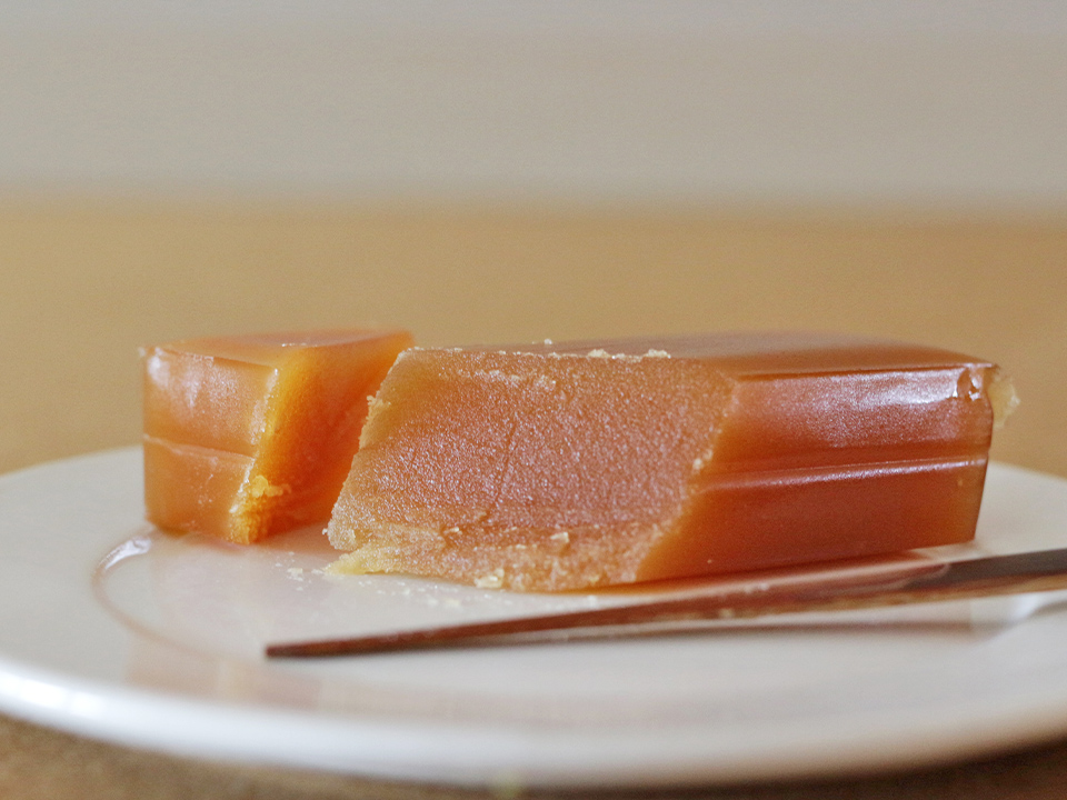 切り分けられた銀座はちみつ羊羹の断面の様子