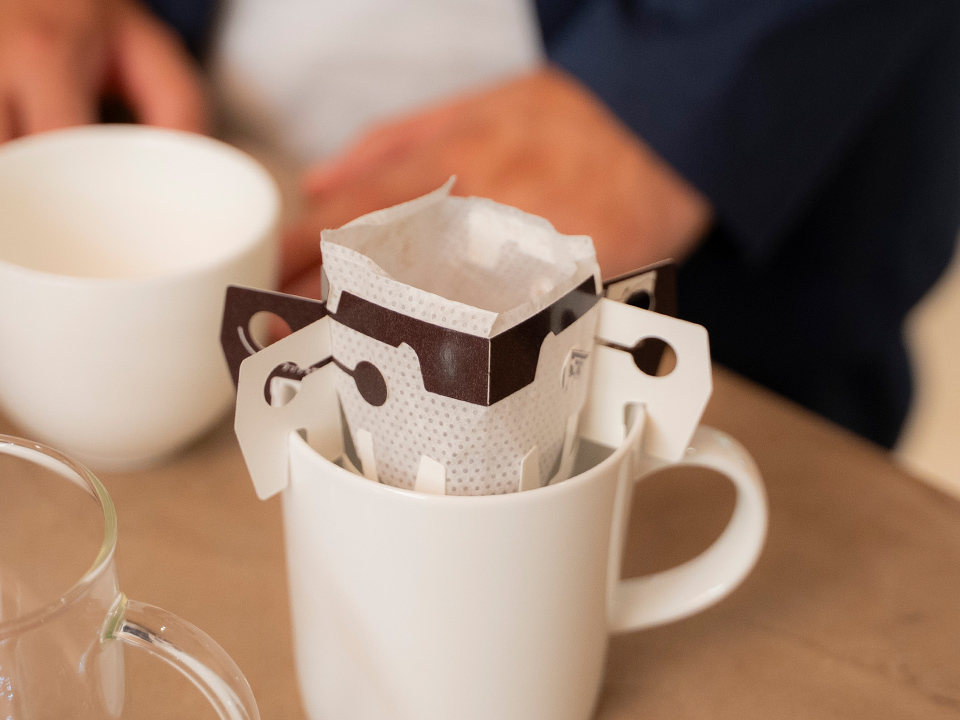 マグカップにセットされたドリップバッグコーヒー