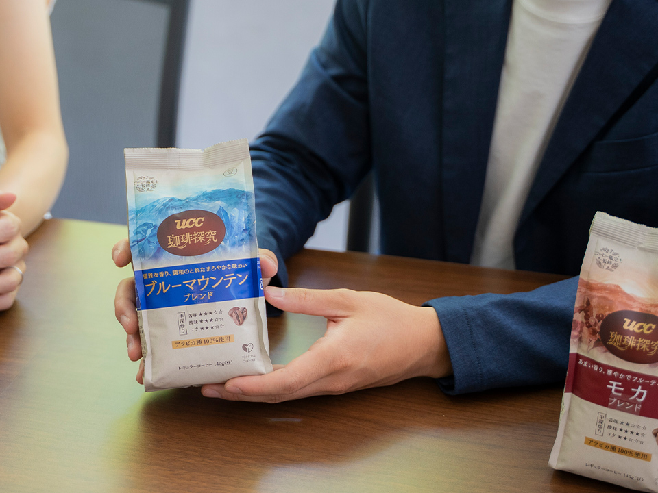 UCCブルーマウンテンブレンドのパッケージを手に持っている様子