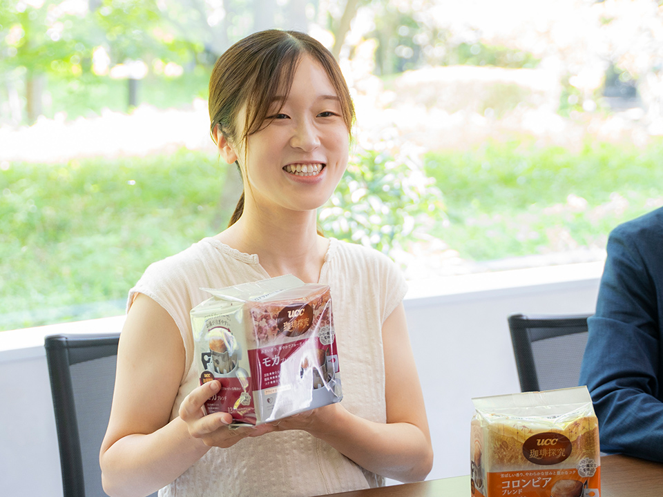 モカブレンドのパッケージを手に持っている様子