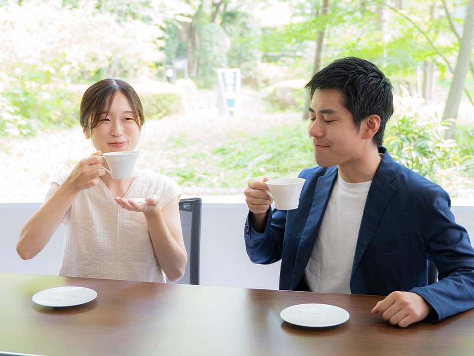 コーヒーを飲んでいる様子