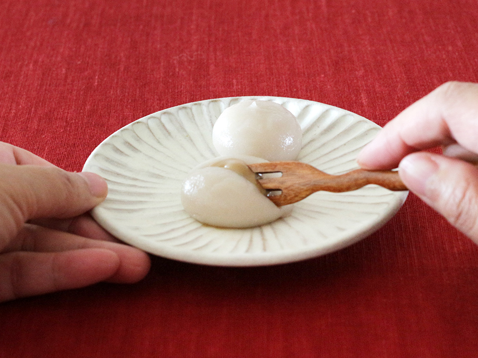『くるみ団子』を食べているイメージ