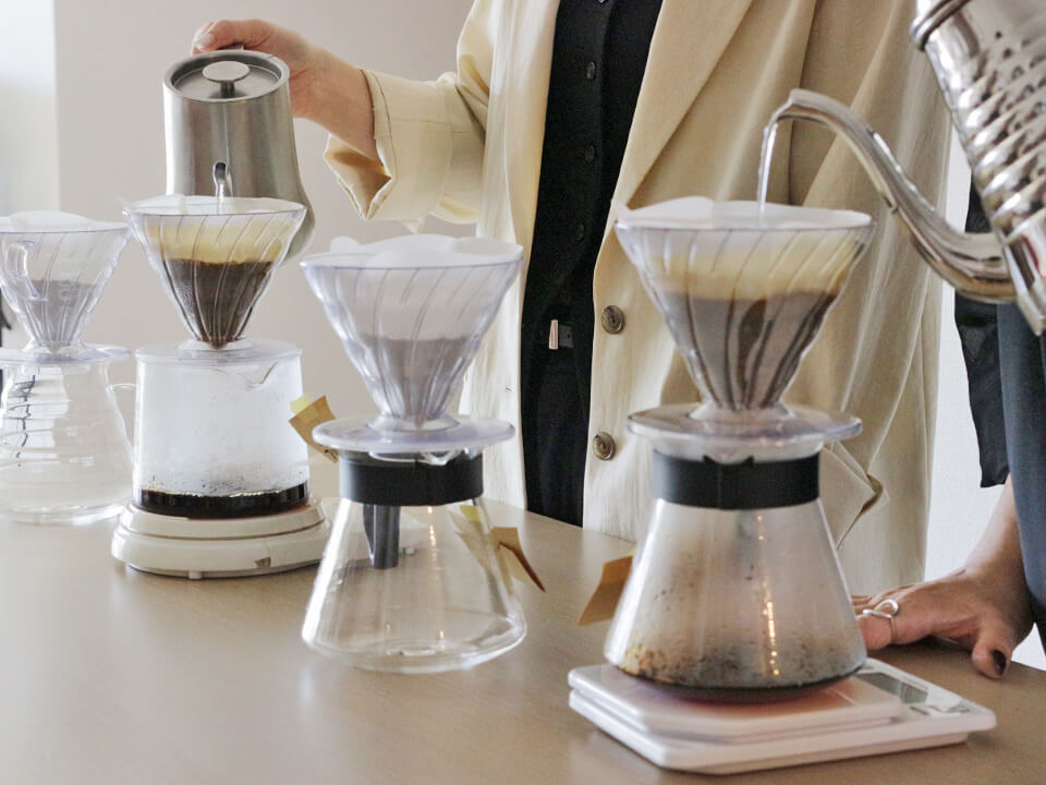 ハンドドリップでコーヒーを抽出している様子