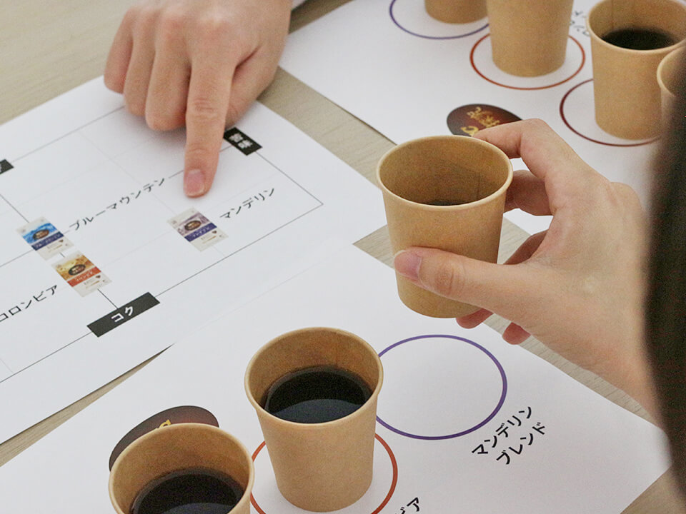 UCC 珈琲探究 試飲している様子