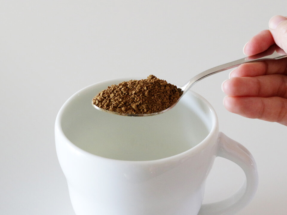 「フリーズドライ製法」でつくられた角張った粒状のインスタントコーヒー