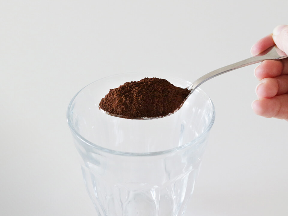 「スプレードライ製法」でつくられたきめ細かいパウダー状のインスタントコーヒー