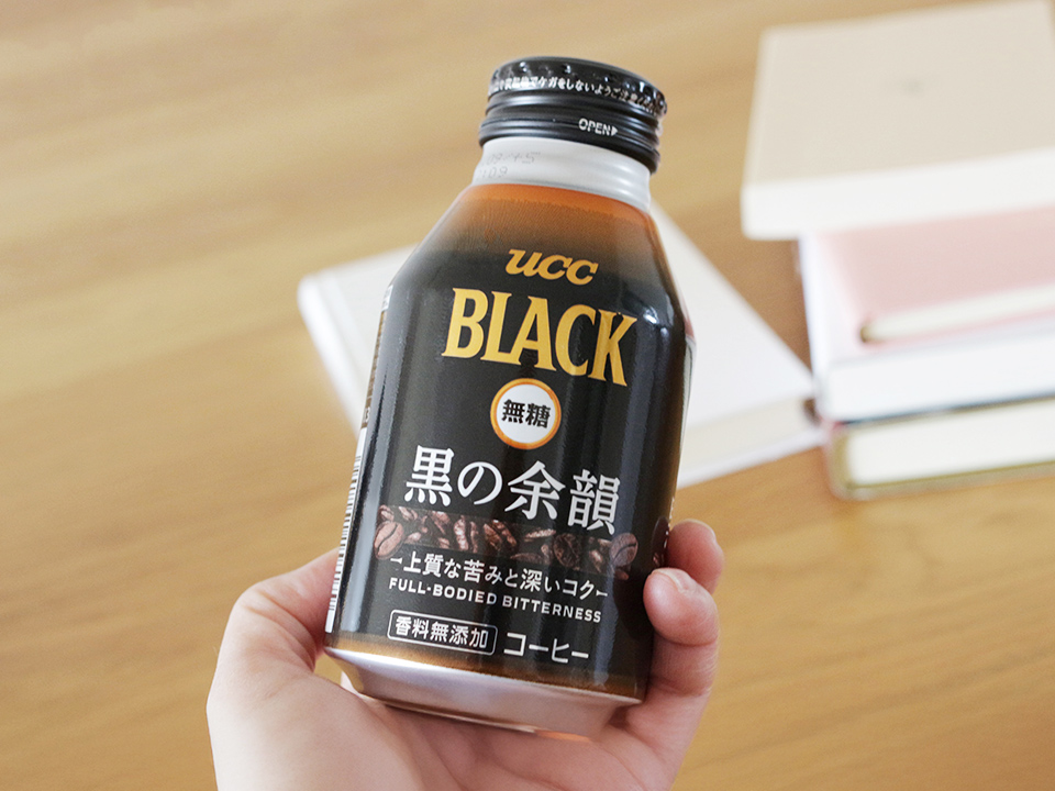 UCC BLACK無糖 黒の余韻を手に持っている様子